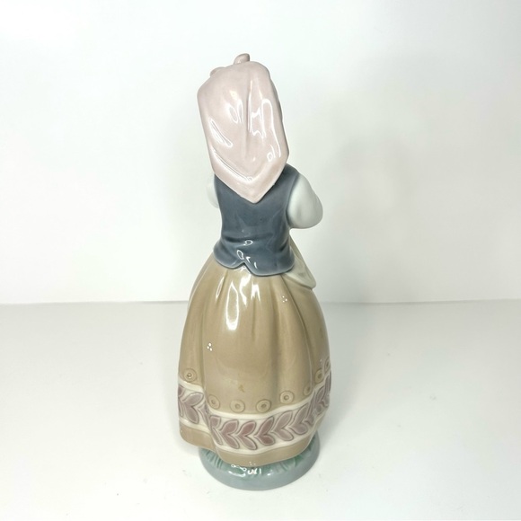 Lladro BLUSHFUL GIRL (Planning the Day) RETIRED PORCELAIN FIGURINE - Picture 6 of 10